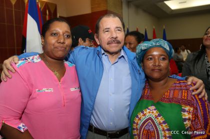 Comandante Daniel Ortega entrega títulos comunitarios a pueblos de la Costa Caribe