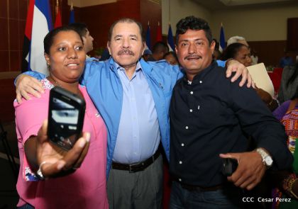 Comandante Daniel Ortega entrega títulos comunitarios a pueblos de la Costa Caribe