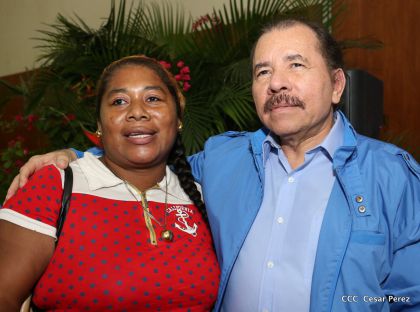 Comandante Daniel Ortega entrega títulos comunitarios a pueblos de la Costa Caribe