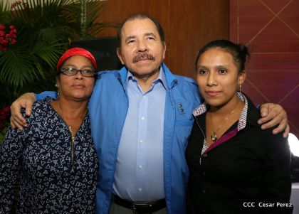 Comandante Daniel Ortega entrega títulos comunitarios a pueblos de la Costa Caribe