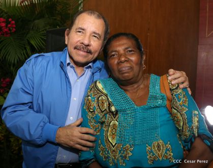 Comandante Daniel Ortega entrega títulos comunitarios a pueblos de la Costa Caribe