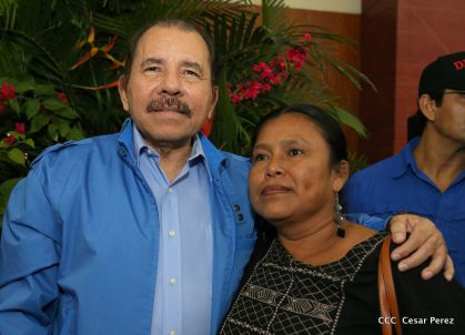 Comandante Daniel Ortega entrega títulos comunitarios a pueblos de la Costa Caribe