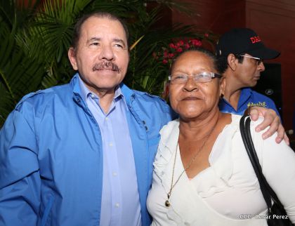 Comandante Daniel Ortega entrega títulos comunitarios a pueblos de la Costa Caribe
