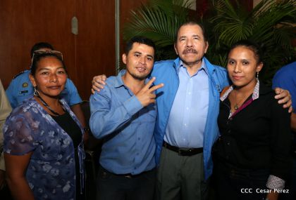 Comandante Daniel Ortega entrega títulos comunitarios a pueblos de la Costa Caribe