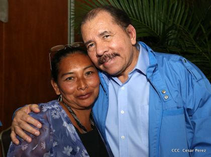 Comandante Daniel Ortega entrega títulos comunitarios a pueblos de la Costa Caribe