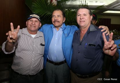 Comandante Daniel Ortega entrega títulos comunitarios a pueblos de la Costa Caribe
