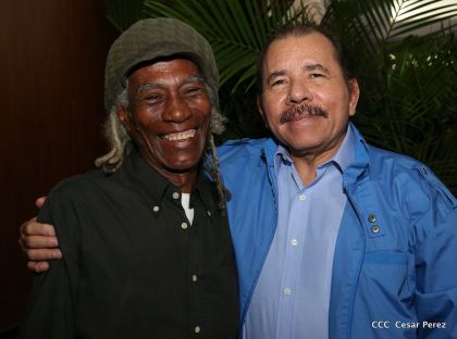 Comandante Daniel Ortega entrega títulos comunitarios a pueblos de la Costa Caribe