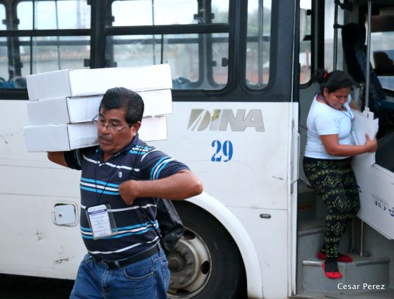 Trasladan material electoral a los centros de votación de todo el país