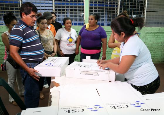 Trasladan material electoral a los centros de votación de todo el país