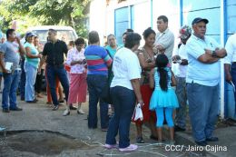 Población comienza a llegar a los centros de votación de todo el país