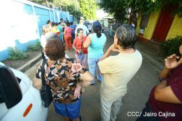 Población comienza a llegar a los centros de votación de todo el país