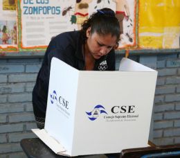 Población comienza a llegar a los centros de votación de todo el país