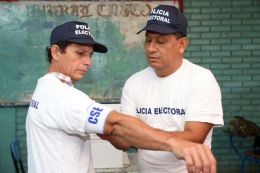 Población comienza a llegar a los centros de votación de todo el país