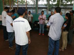 Población comienza a llegar a los centros de votación de todo el país