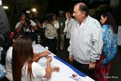 Daniel y Rosario ejercen su derecho al voto