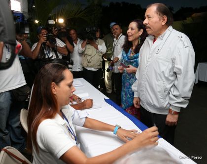 Daniel y Rosario ejercen su derecho al voto