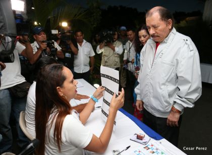 Daniel y Rosario ejercen su derecho al voto