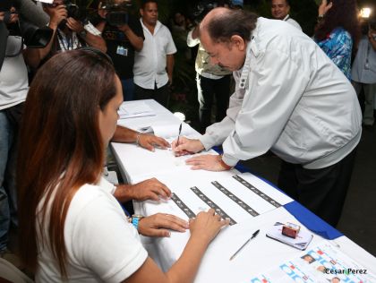 Daniel y Rosario ejercen su derecho al voto