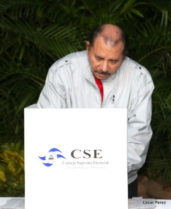 Daniel y Rosario ejercen su derecho al voto