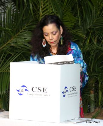 Daniel y Rosario ejercen su derecho al voto