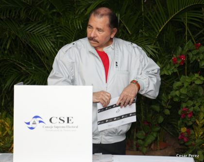 Daniel y Rosario ejercen su derecho al voto