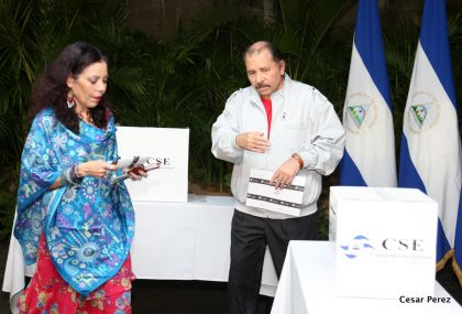 Daniel y Rosario ejercen su derecho al voto