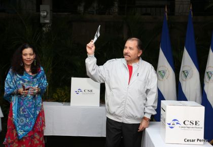 Daniel y Rosario ejercen su derecho al voto