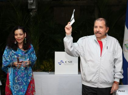 Daniel y Rosario ejercen su derecho al voto