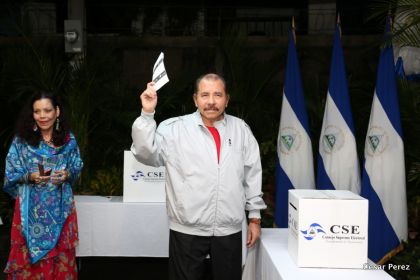 Daniel y Rosario ejercen su derecho al voto