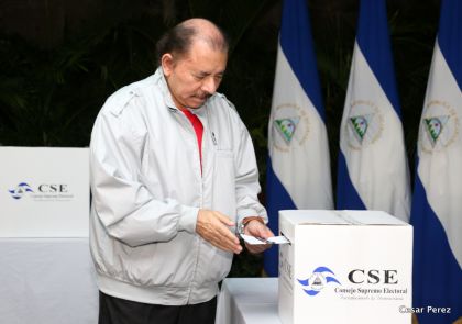 Daniel y Rosario ejercen su derecho al voto