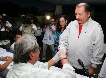 Daniel y Rosario ejercen su derecho al voto