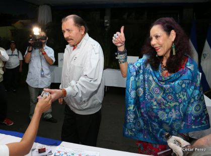 Daniel y Rosario ejercen su derecho al voto