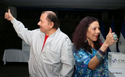 Daniel y Rosario ejercen su derecho al voto