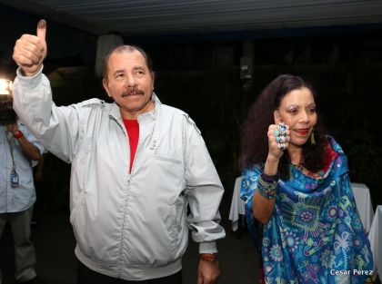 Daniel y Rosario ejercen su derecho al voto