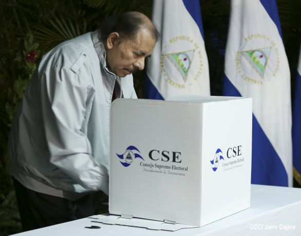 Daniel y Rosario ejercen su derecho al voto