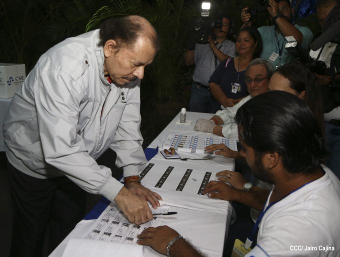 Daniel y Rosario ejercen su derecho al voto