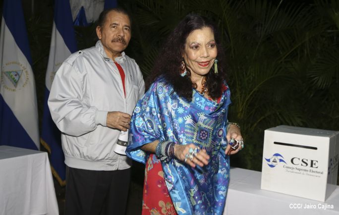 Daniel y Rosario ejercen su derecho al voto