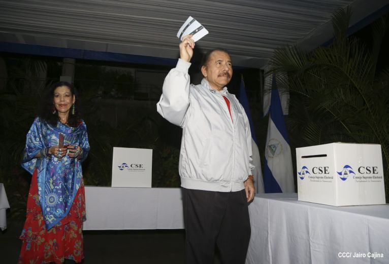 Daniel y Rosario ejercen su derecho al voto