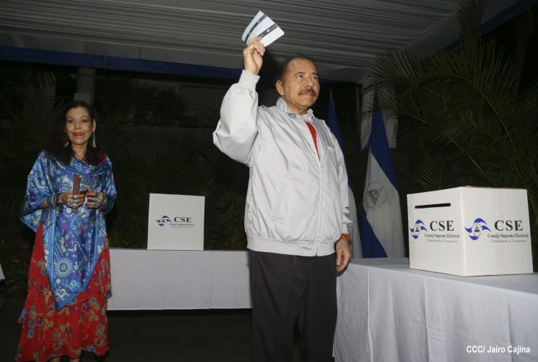 Daniel y Rosario ejercen su derecho al voto