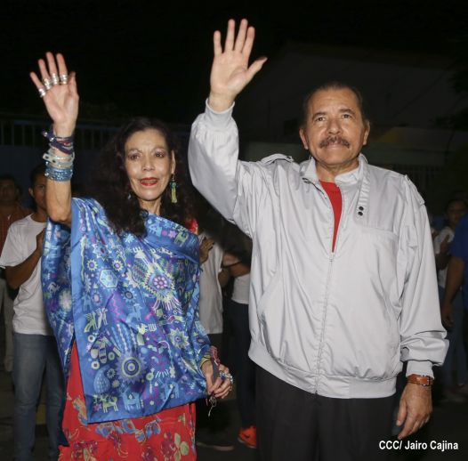 Daniel y Rosario ejercen su derecho al voto