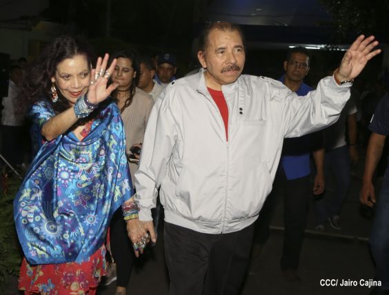 Daniel y Rosario ejercen su derecho al voto