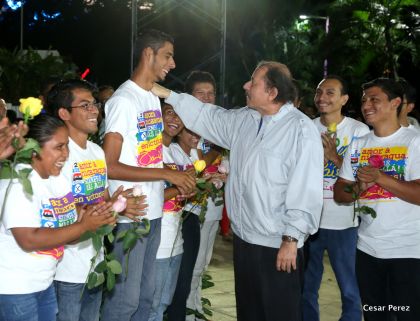 Daniel y Rosario conmemoran el 40 Aniversario del Tránsito a la Inmortalidad del Comandante Carlos Fonseca