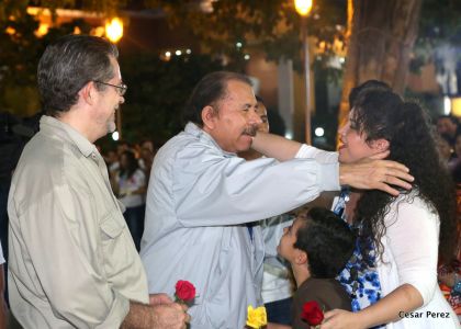 Daniel y Rosario conmemoran el 40 Aniversario del Tránsito a la Inmortalidad del Comandante Carlos Fonseca