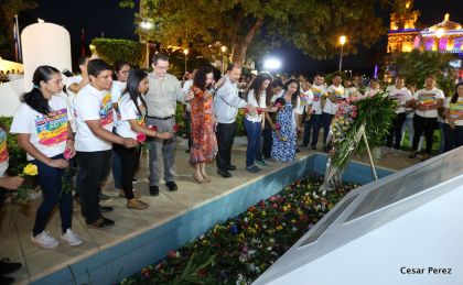 Daniel y Rosario conmemoran el 40 Aniversario del Tránsito a la Inmortalidad del Comandante Carlos Fonseca