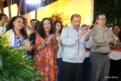 Daniel y Rosario conmemoran el 40 Aniversario del Tránsito a la Inmortalidad del Comandante Carlos Fonseca