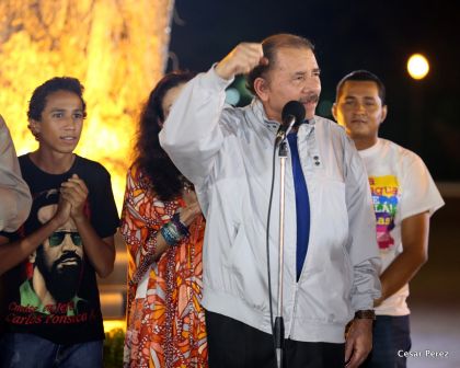 Daniel y Rosario conmemoran el 40 Aniversario del Tránsito a la Inmortalidad del Comandante Carlos Fonseca