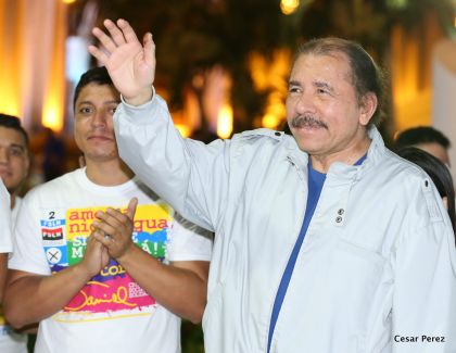 Daniel y Rosario conmemoran el 40 Aniversario del Tránsito a la Inmortalidad del Comandante Carlos Fonseca