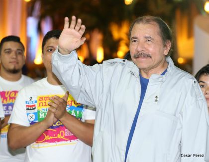 Daniel y Rosario conmemoran el 40 Aniversario del Tránsito a la Inmortalidad del Comandante Carlos Fonseca