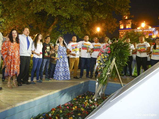 Daniel y Rosario conmemoran el 40 Aniversario del Tránsito a la Inmortalidad del Comandante Carlos Fonseca