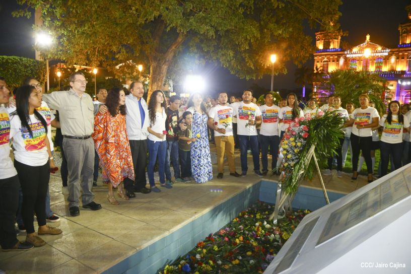 Daniel y Rosario conmemoran el 40 Aniversario del Tránsito a la Inmortalidad del Comandante Carlos Fonseca